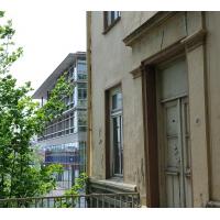 257_3932 Historische Bebauung an der Elbtreppe - im Hintergrund ein moderner Büroklotz. | Elbtreppe - historisches Gebaeudeensemble in Hamburg Ottensen.